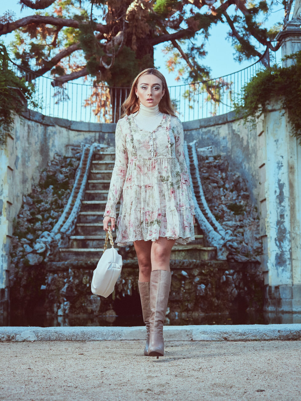 joven pasea por escaleras