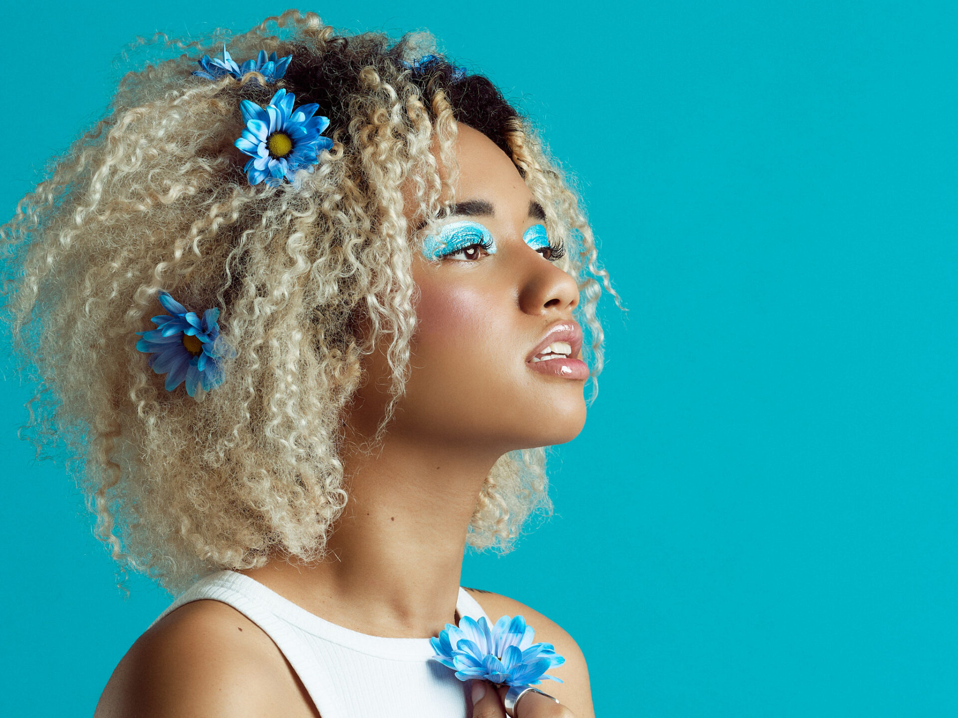 chica perfil con flores