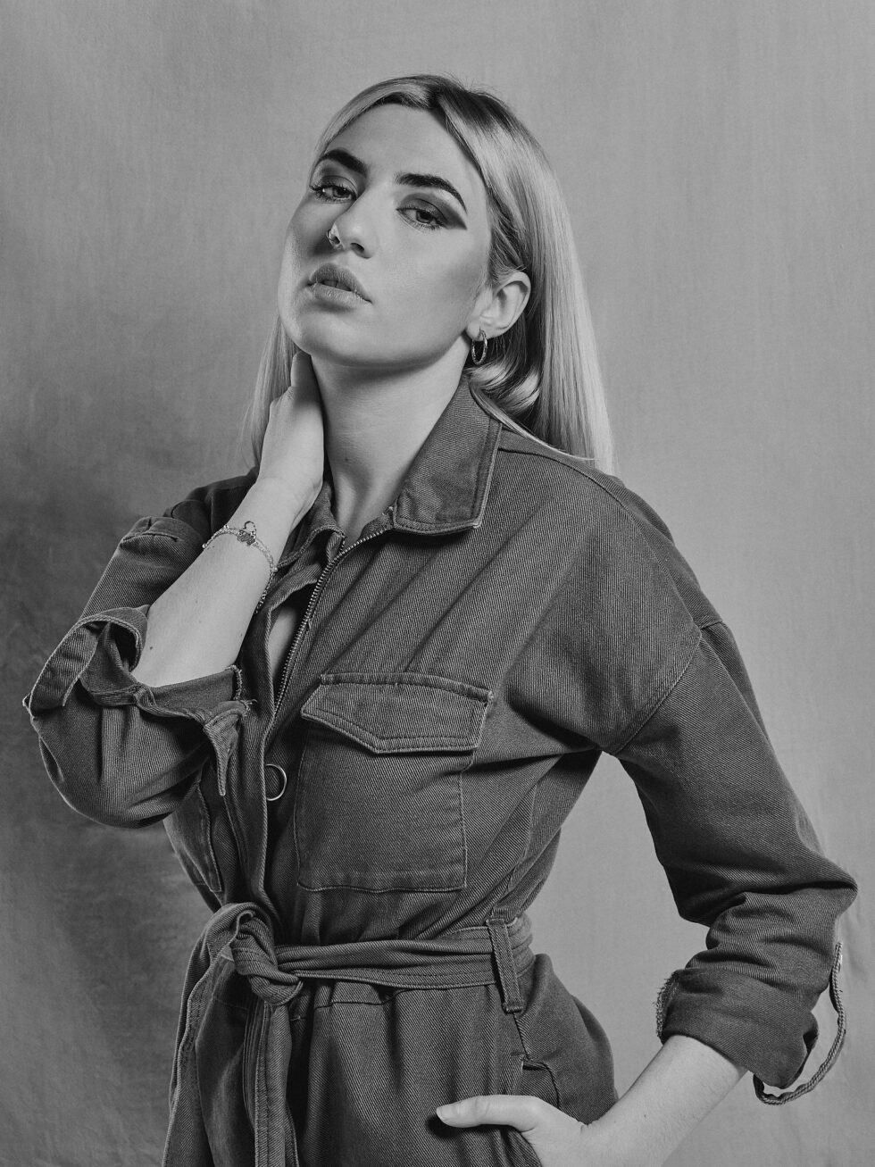 Retrato chica en blanco y negro