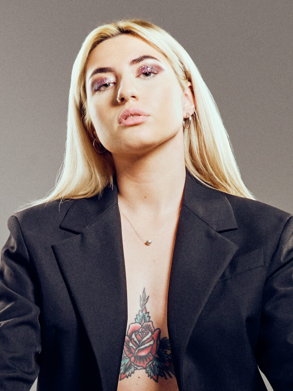 retrato mujer rubia en traje