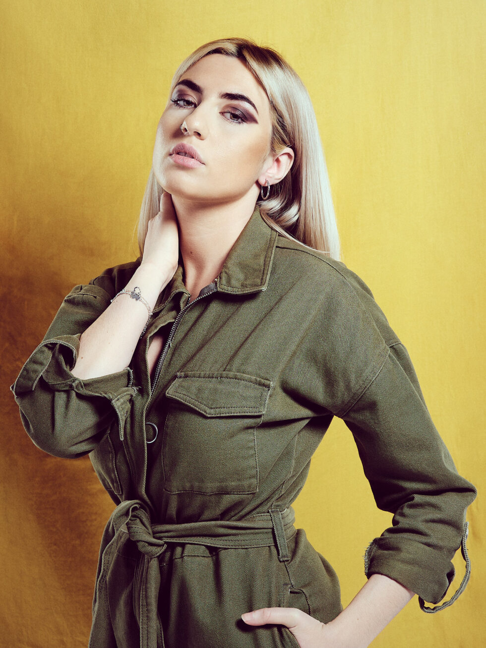 Retrato femenino en estudio