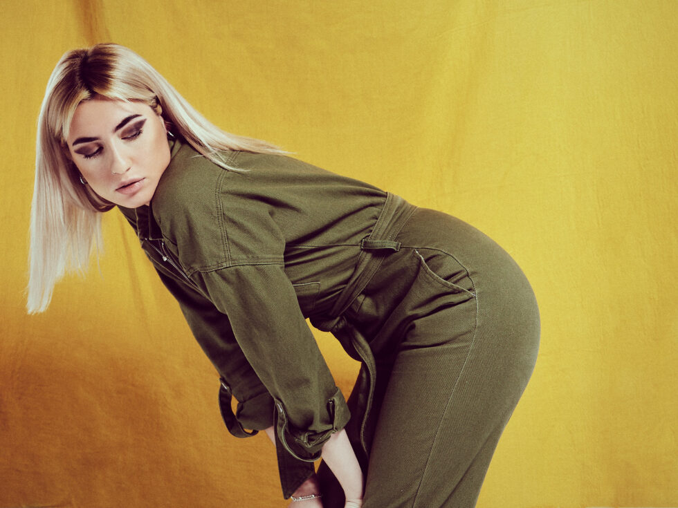 mujer rubia posando en estudio