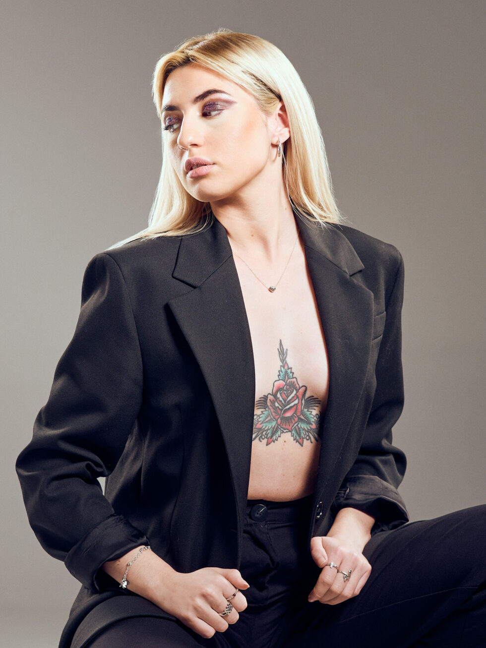 mujer rubia en traje posando