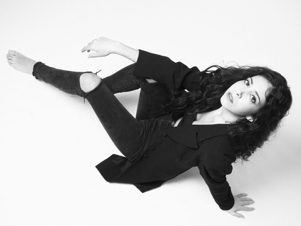 Retrato Estudio cenital blanco y negro Noor