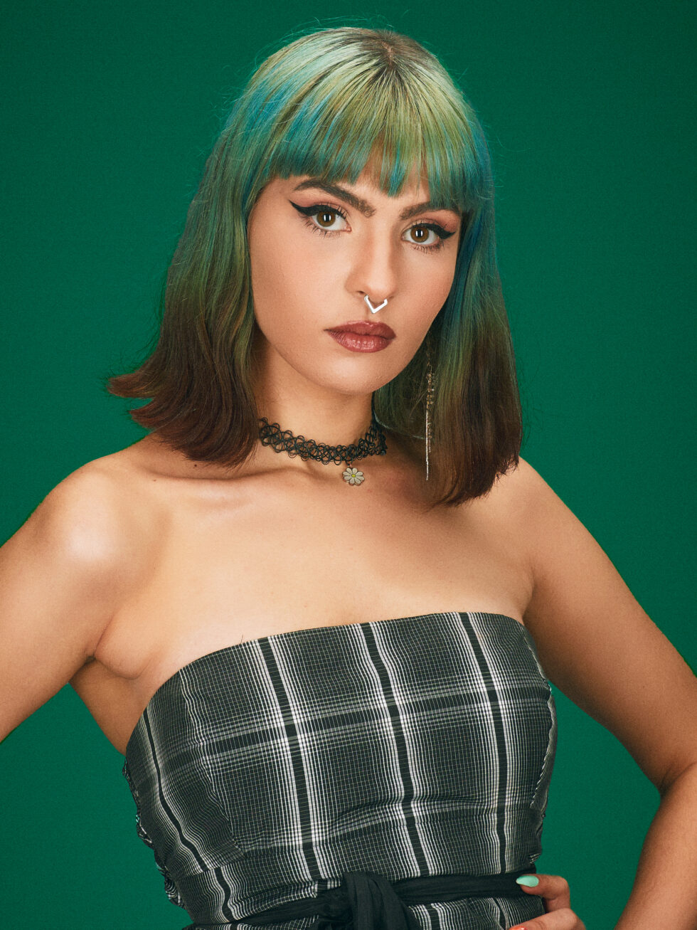 Retrato mujer fondo verde