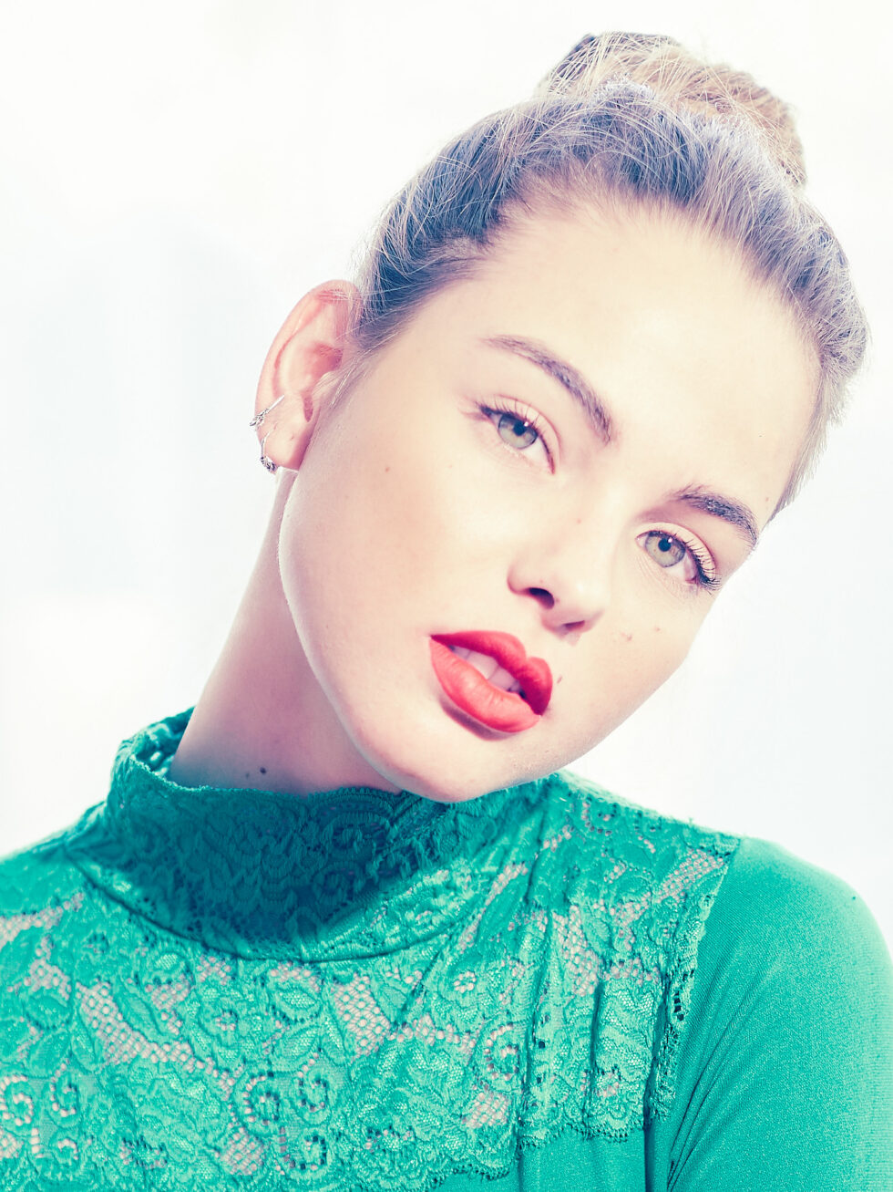 mujer mirando a cámara